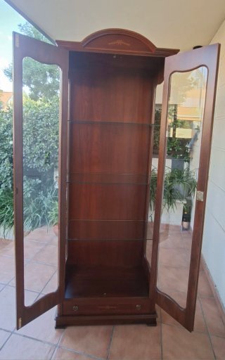 Vitrina antigua de madera y cristal