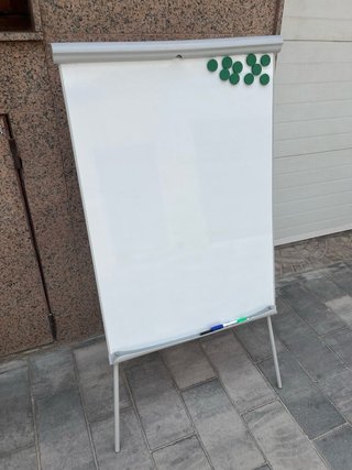 Pizarra blanca con caballete y accesorios