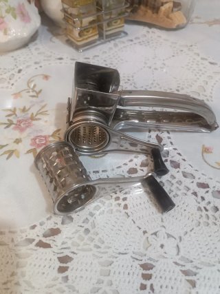 Rallador de cocina vintage metal y plástico