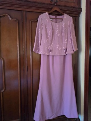 Vestido de señora rosa bordado