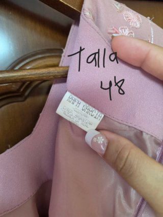 Vestido de señora rosa bordado