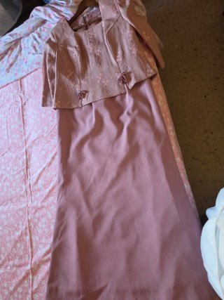Vestido de señora rosa bordado