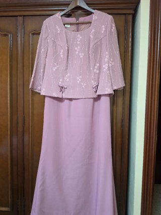 Vestido de señora rosa bordado