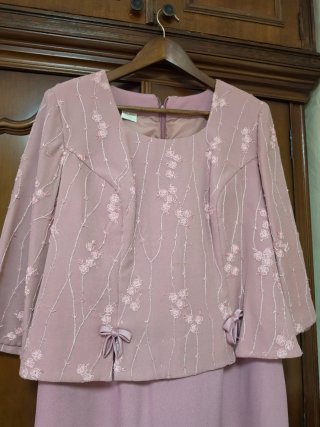 Vestido de señora rosa bordado