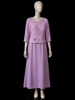 Vestido de señora rosa bordado