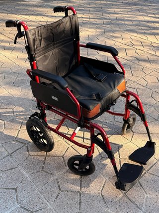 Silla de Ruedas Roja con Cojín Antiescaras