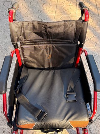 Silla de Ruedas Roja con Cojín Antiescaras