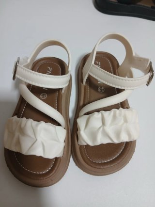 Sandalias blancas y marrones para niña