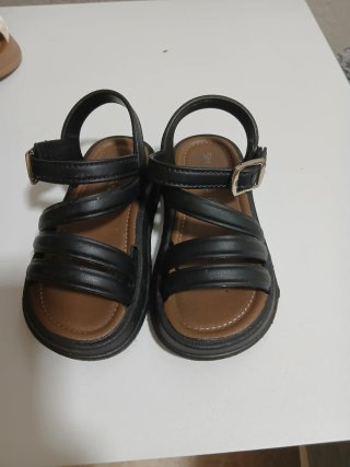 Sandalias negras con hebilla talla 23