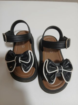 Sandalias Niña Negro Lazo Blanco talla 23