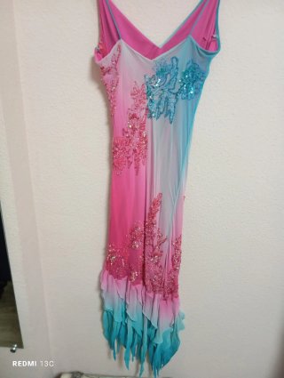 Vestido pedrería rosa y turquesa