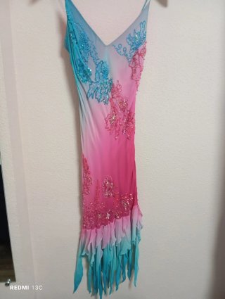 Vestido pedrería rosa y turquesa