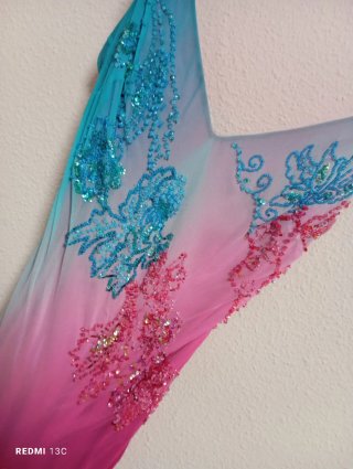 Vestido pedrería rosa y turquesa