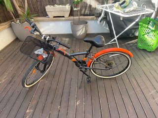 Bicicleta urbana con cesta y guardabarros