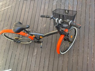 Bicicleta urbana con cesta y guardabarros