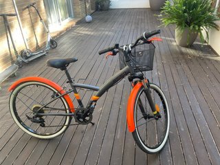 Bicicleta urbana con cesta y guardabarros