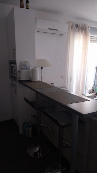 Armario cocina con barra y 2 sillas altas