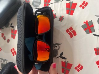 Gafas de sol negras y naranjas
