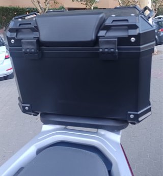 Baúl de moto de aluminio