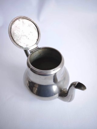 Tetera de metal plateada