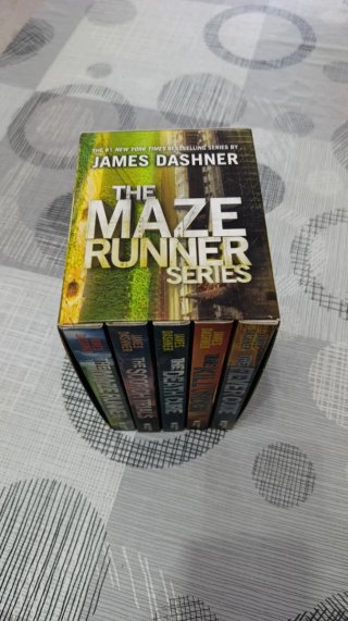 Colección con caja The Maze Runner y otro