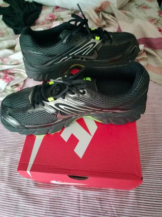 Zapatillas deportivas Nike negras y verdes