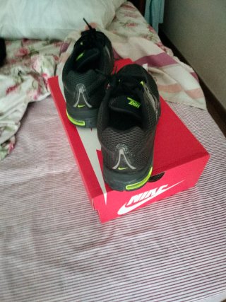 Zapatillas deportivas Nike negras y verdes