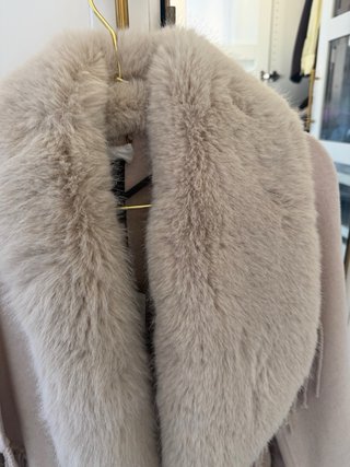Abrigo Guess Beige con Flecos y Pelo