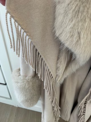 Abrigo Guess Beige con Flecos y Pelo