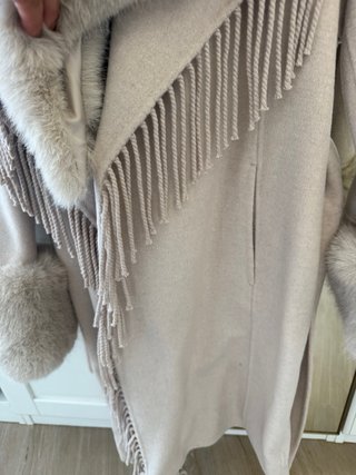 Abrigo Guess Beige con Flecos y Pelo