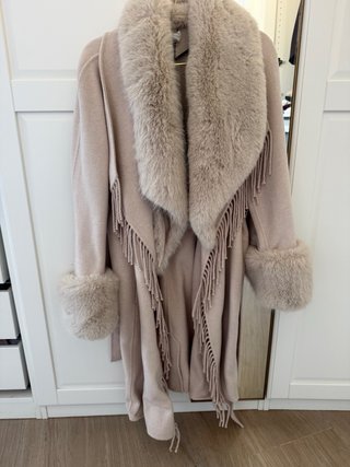 Abrigo Guess Beige con Flecos y Pelo