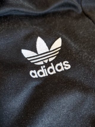 Chaqueta Adidas Negra Clásica Bordados Blancos