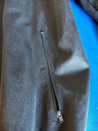 Chaqueta Adidas Negra Clásica Bordados Blancos