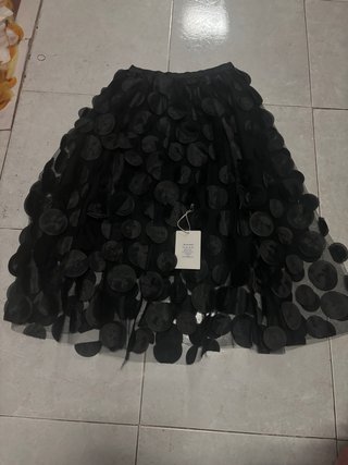 Falda negra con círculos