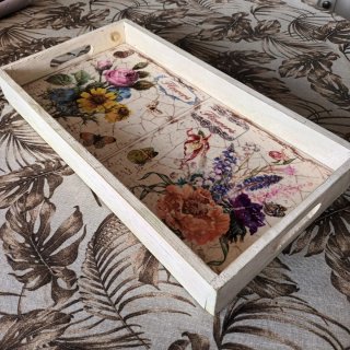 Vassoio in legno e piastrelle romantico
