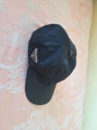 Bandolera y gorra Prada negra
