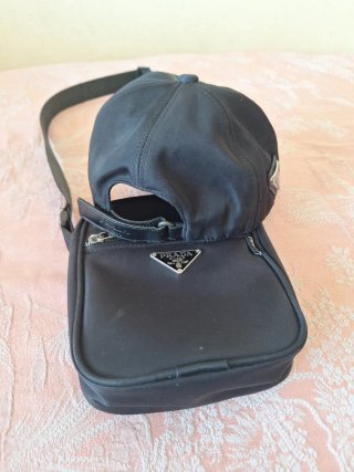 Bandolera y gorra Prada negra