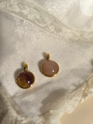 Colgantes dorados con piedras