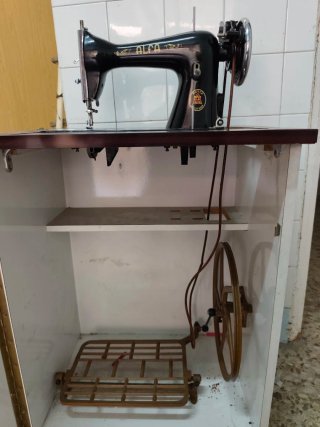 Máquina de coser Alfa antigua