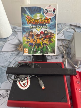 Consola Wii con accesorios y juego inazuma eleven