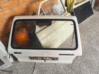 Portón Seat Marbella con tercera luz de freno