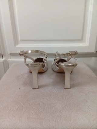 Zapatos dorados de tacón