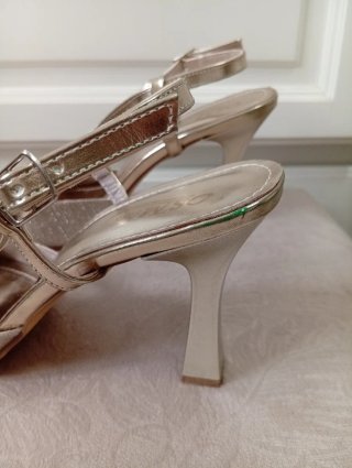Zapatos dorados de tacón