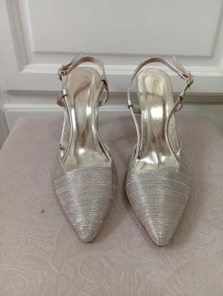 Zapatos dorados de tacón