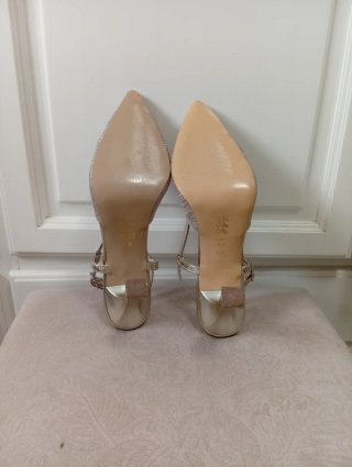 Zapatos dorados de tacón