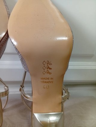 Zapatos dorados de tacón