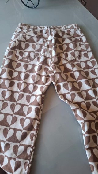 Pantalones con estampado de corazones