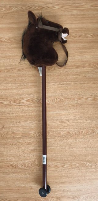 Caballito de madera con ruedas