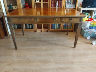 Escritorio antiguo de madera con cristal a medida