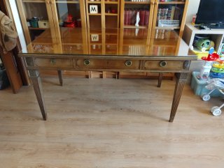 Escritorio antiguo de madera con cristal a medida